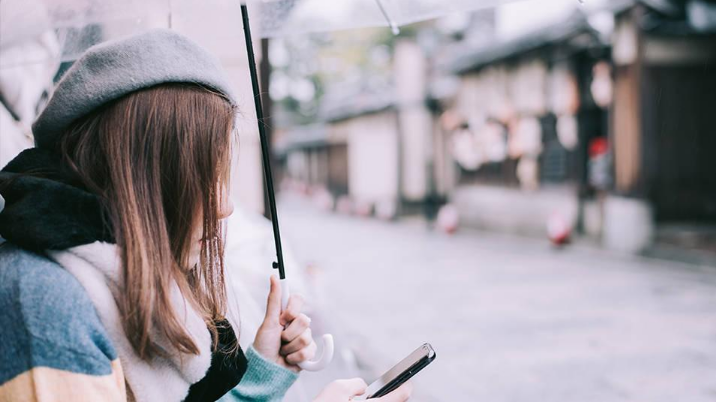 在户外暴雨天使用手机或耳机会被劈或者引来闪电？